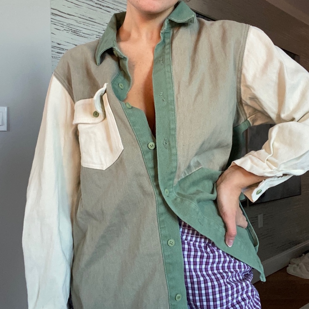 BUTTON UP